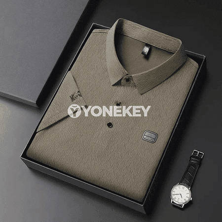 Erkekler üçin ýeňil dem alýan zolakly polo köýnek, logotipli