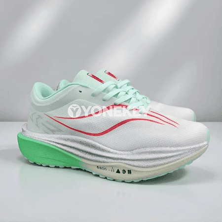 Erkekler üçin ýeňil, dem alýan ylgaw krossowkalary, size 34-44
