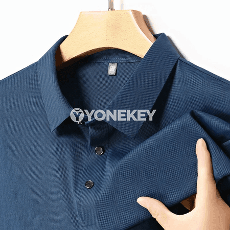 Erkekler üçin ýeňil, dem alýan geometrik nagyşly gysga ýeňli polo futbolka