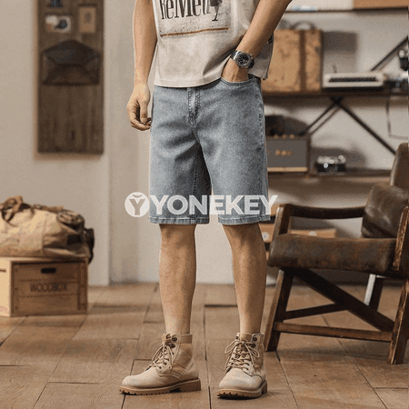 Erkekler üçin tomusky giň denim şortik, dyza çenli moda görnüş