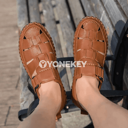 Erkekler üçin elde taýýarlanan deri sandallar, ýazky açyk model