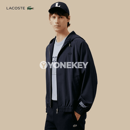 Erkekler üçin Lacoste markaly ýuka kurtka.