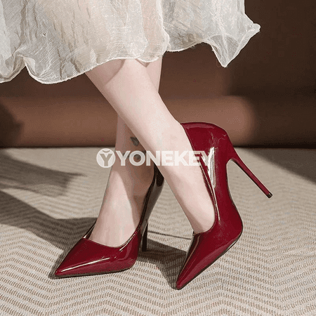 Zenanlar üçin lakly inçe dabanly uçly slip-on ýokary ökjeli köwüş.