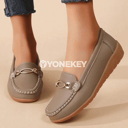 Aýal-gyzlar üçin mokasin görnüşli tekiz aýakgap, deri täsirli slip-on