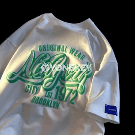 Erkekler üçin giň ölçegli ýumşak futbolka, retro ýazgyly, gündelik stil
