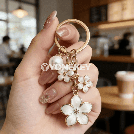 Sakura gülli monjukly zenanlar üçin bezeg açar tutawaç
