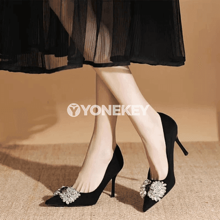 Zenanlar üçin rhinestone bezegli inçe ökjeli pointed-toe köwüşler.