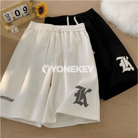 Erkekler üçin giň kesimli 8XL retro grafika çaply köçe şorty