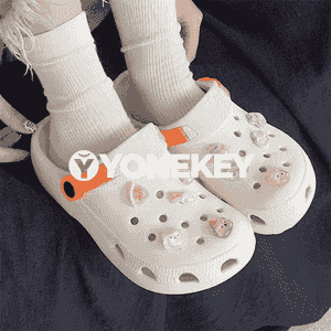 Gyzlar üçin niýetlenen öňi ýapyk şypbyklar 