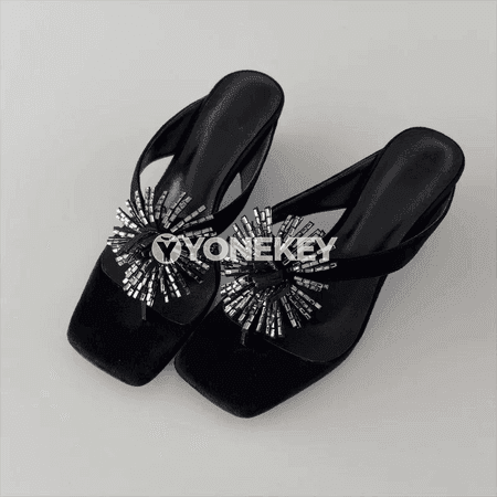 Zenanlar üçin rhinestone gülli köwüşler
