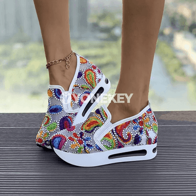 Zenanlar üçin dem alýan mesh krossowka-loferler, floral nagyşly