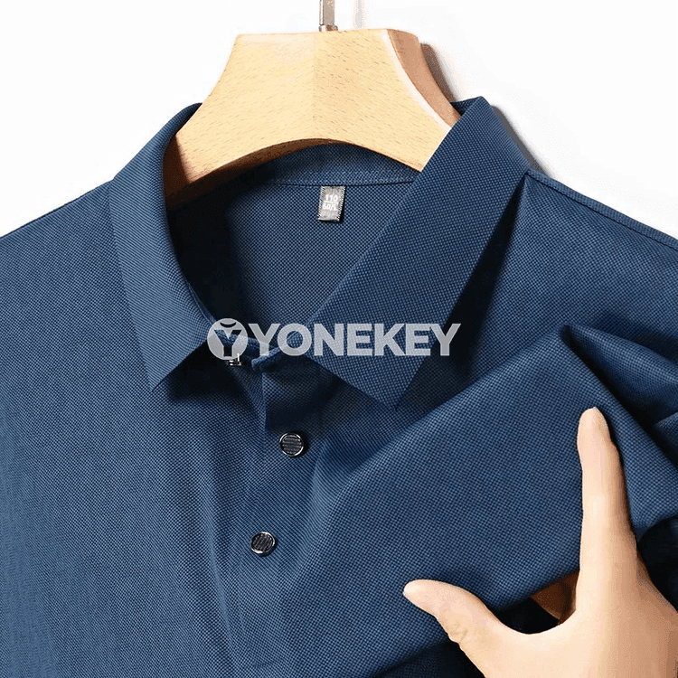 Erkekler üçin ýeňil, dem alýan geometrik nagyşly gysga ýeňli polo futbolka