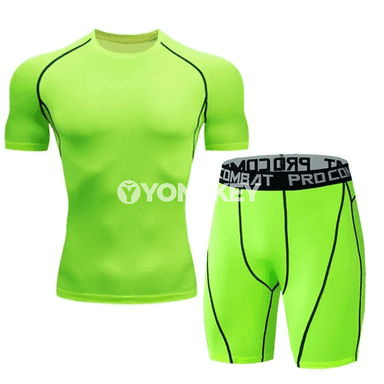 Erkekler üçin ýeňil sporty toplum: futbolka we şortik