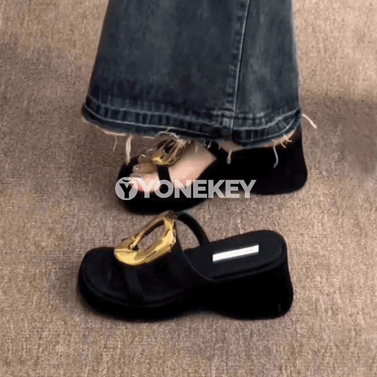 Zenanlar üçin metal bezegli platformaly şypbyk sandal