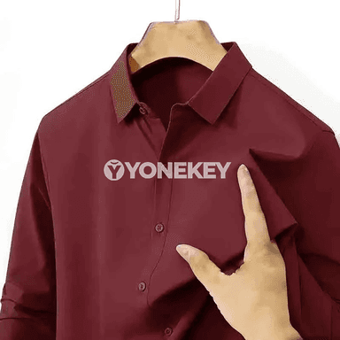 Erkekler üçin ýönekeý ak ýeňli köýnek, ütüklemezden gündelik stil