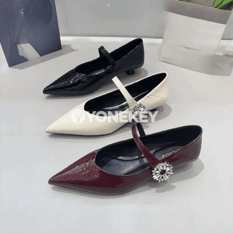 Zenanlar üçin rhinestone bezegli patent deri slingback köwüşler.