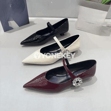 Zenanlar üçin rhinestone bezegli patent deri slingback köwüşler.