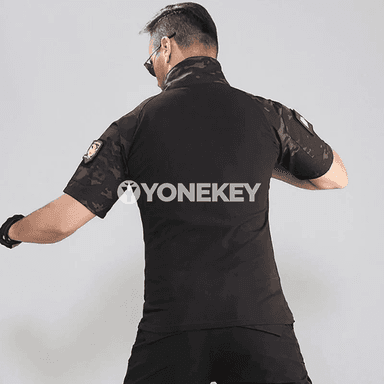 Erkekler üçin kamuflýaj ýeňil sport futbolkasy, çalt guraýan