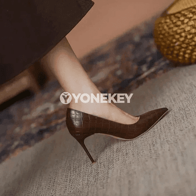Zenanlar üçin ýokary ökjeli nokatly daban köwüşler, klassyk stil
