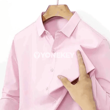 Erkekler üçin ýönekeý ak ýeňli köýnek, ütüklemezden gündelik stil