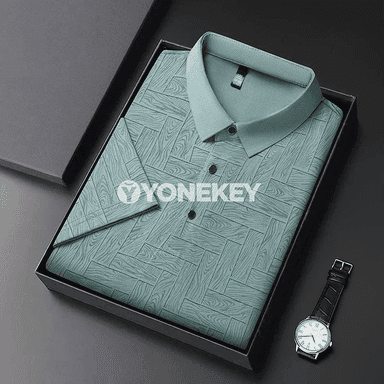 Erkekler üçin geometrik nagyşly ýeňil polo köýnek, tomuslyk rahat model