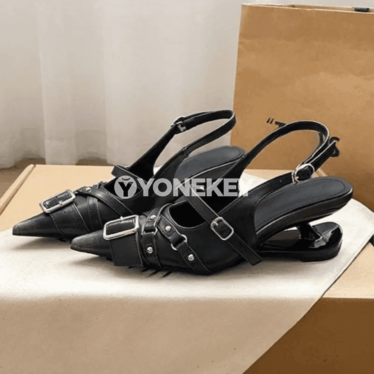 Zenanlar üçin metal tokaly platformasyz daban sandallar