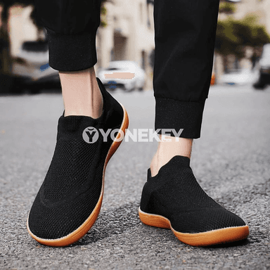 Erkekler üçin minimalist aýakýalaňaç köwüşler, giň gurluşly slip-on model