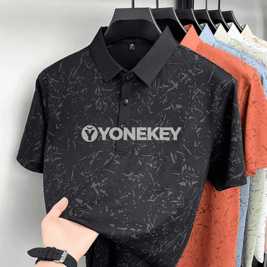 Erkekler üçin abstrakt nagyşly gysga ýeňli polo köýnek