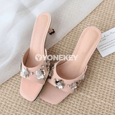 Zenanlar üçin ýazky elegan kalkanly sandallar