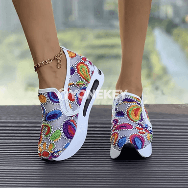 Zenanlar üçin dem alýan mesh krossowka-loferler, floral nagyşly