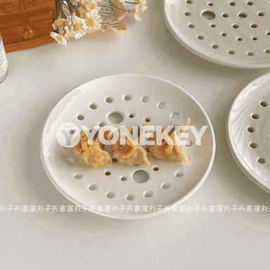 Aşhanada ulanmak üçin plastmas tarelka