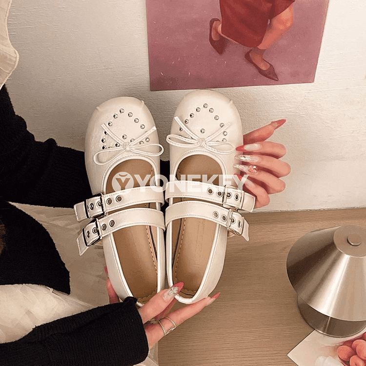 Zenanlar üçin Mary Jane görnüşli platformasyz tekiz köwüş, giň ölçegli