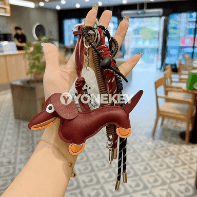 Sausage Dog görnüşli sumka bezegi we açara dakylýan brelok