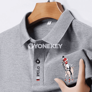 Erkekler üçin ýazky gysga ýeňli nakışly polo köýnek