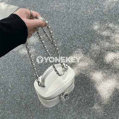 Zenanlar üçin kiçi elegan elde göterilýän moda sumkasy