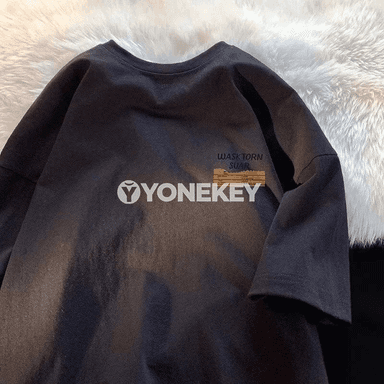 Erkekler üçin giň kesimli ýazky futbolka, ýazgyly çaply model