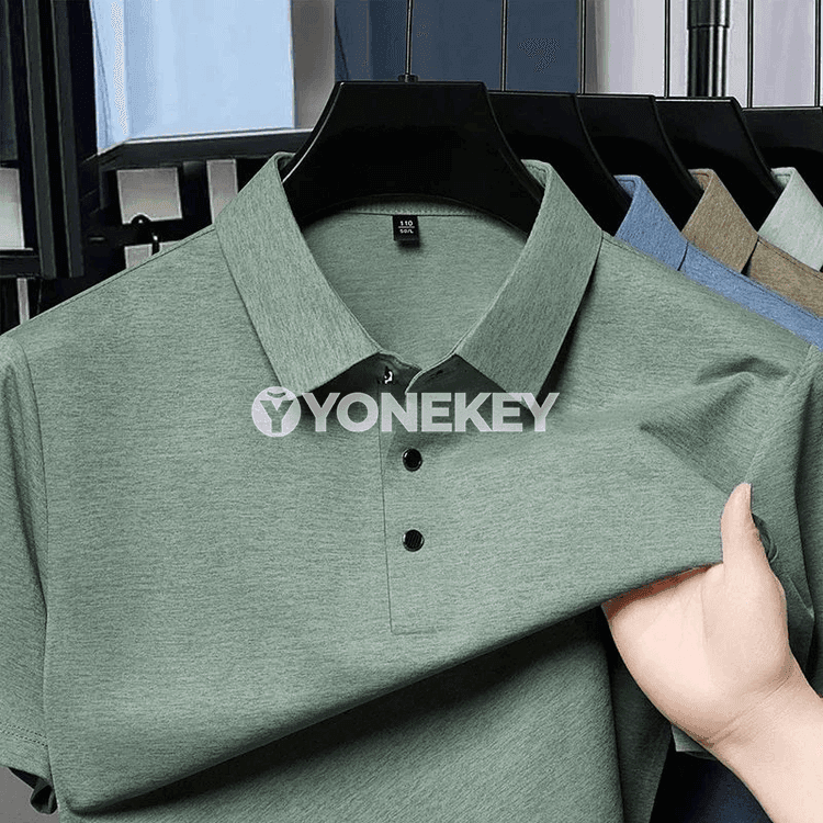 Erkekler üçin ýazlyk dem alýan birreňkli polo futbolka