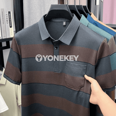 Erkekler üçin zolakly polo futbolka, ýeňil we gündelik stil