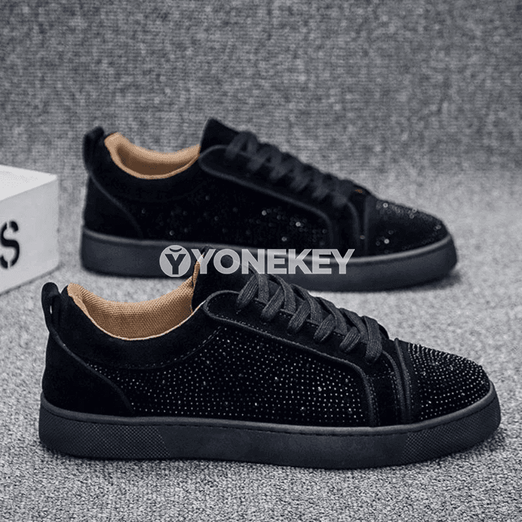Erkekler üçin moda krossowkalar, ýumşak sole, ýelmezilmeýän