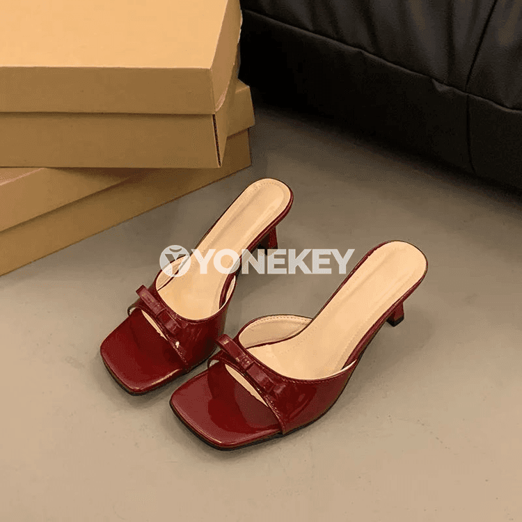 Tomusky bagly ýokary ökjelı aýal sandal — ýumşak tabanly, açyk ujy