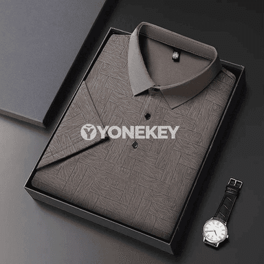 Erkekler üçin geometrik nagyşly ýeňil polo köýnek, tomuslyk rahat model