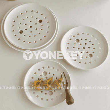 Aşhanada ulanmak üçin plastmas tarelka