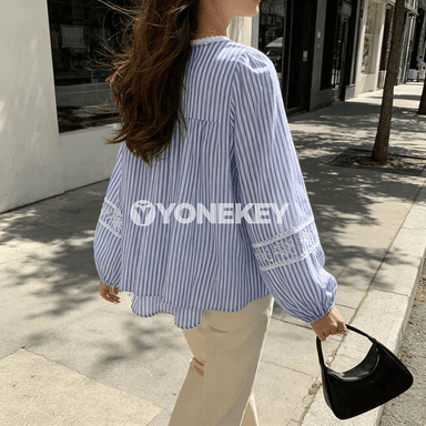 Aýal-gyzlar üçin giň kesimli zolakly nagyşly ýazky köýnek-bluza