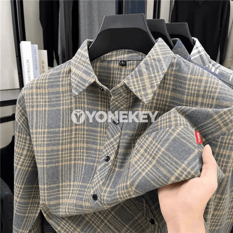 Erkekler üçin ýyly, ýumşak plaid düwmeli köýnek