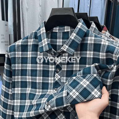 Erkekleriň ýeňil goýy köýnegi, tekiz nagşy, uzyn ýeňli, düwme bilen