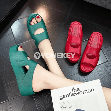Aýal üçin platformaly amatly tomus sandallary we şypbyklary