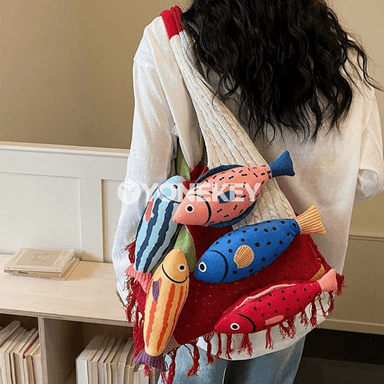 Tomus üçin uly göwrümli örülen egin sumka, boho stil