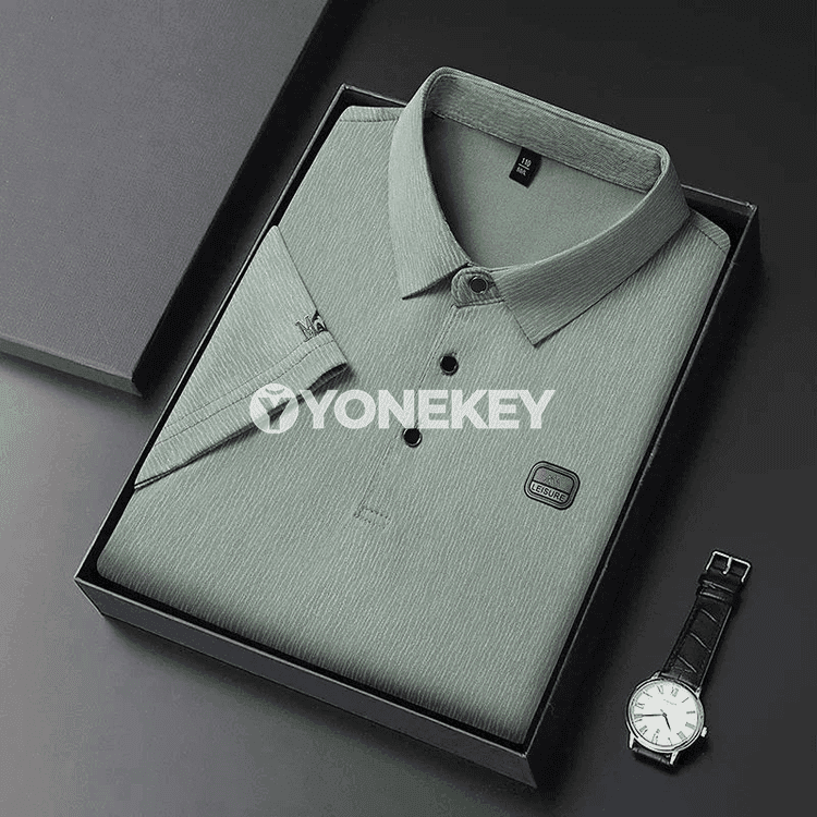 Erkekler üçin ýeňil dem alýan zolakly polo köýnek, logotipli
