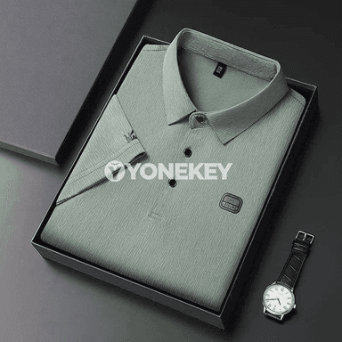 Erkekler üçin ýeňil dem alýan zolakly polo köýnek, logotipli