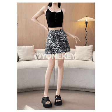 Zenanlar üçin leopard görnüşli jeans mini ýubka